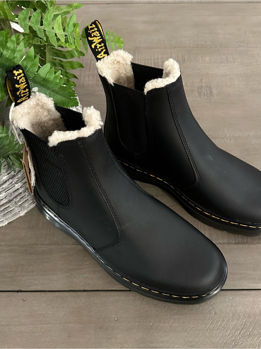 Dr. Martens 2976 Black Faux Shearling
Chelsea Boot Size 7